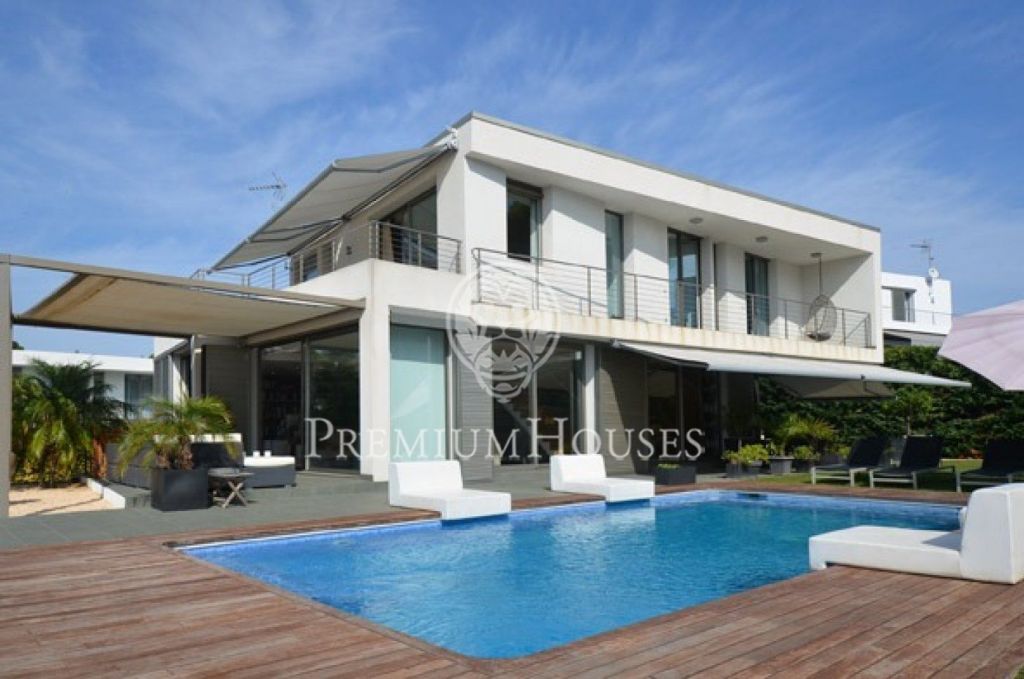 Casa en venda amb piscina i magnífiques vistes al mar!