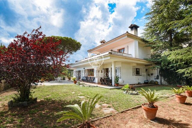 Casa en venda a Sant Cebrià amb vistes al mar