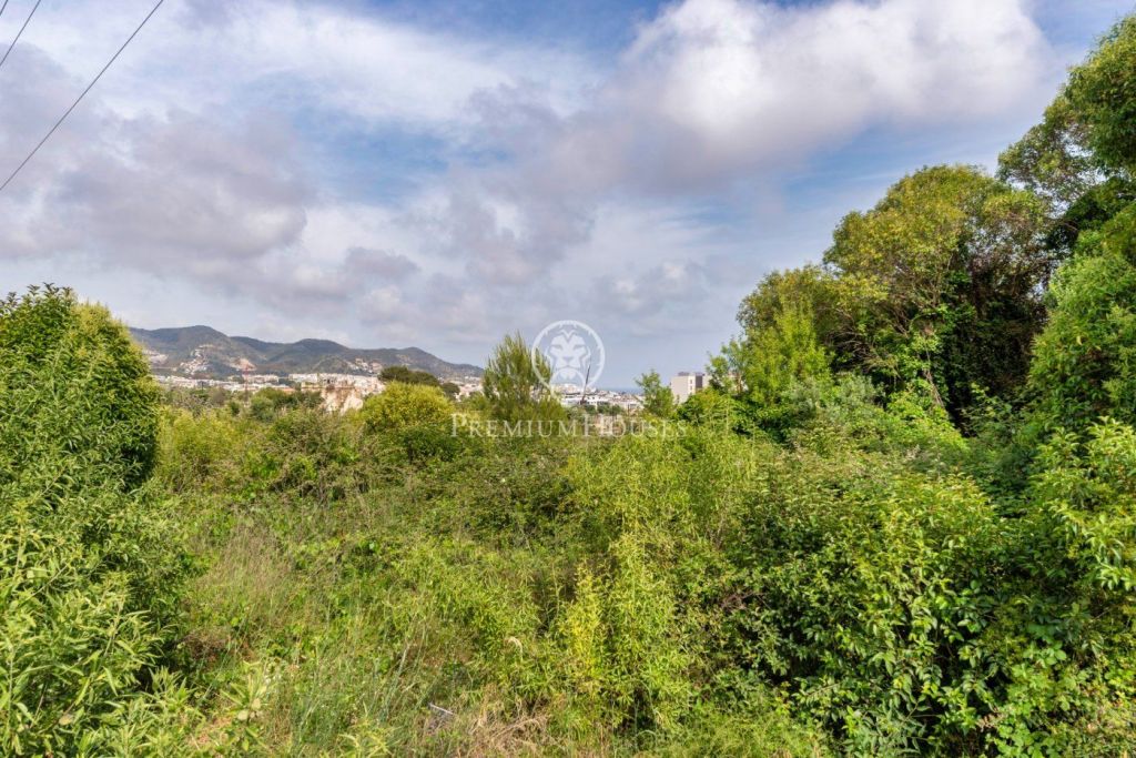 Terreno con inmejorables vistas sobre Sitges y el mar a la venta en Santa Barbara