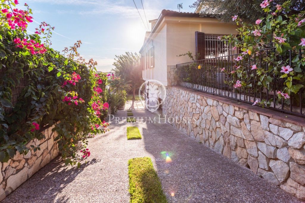 Casa de 259 m² con piscina y vistas en venta en Canet de Mar | Premium Houses