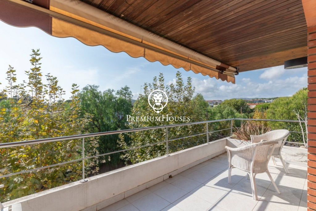 Charming and bright penthouse at a walking distance from the beach for sale in the Vinyet, Sitges