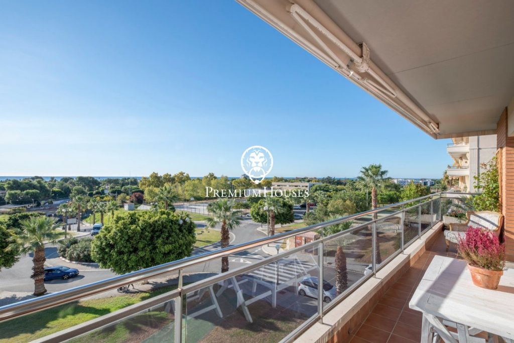 Very bright apartment for sale with panoramic views of the sea and all of Sitges
