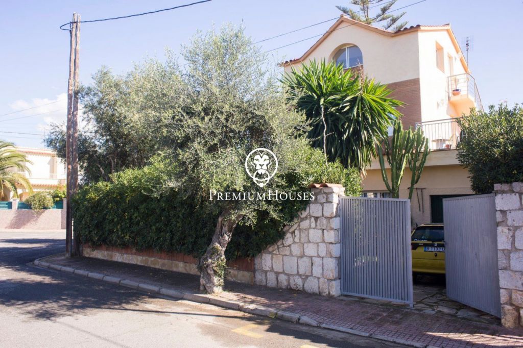 Casa independent de tres plantes a la venda a Rocamar