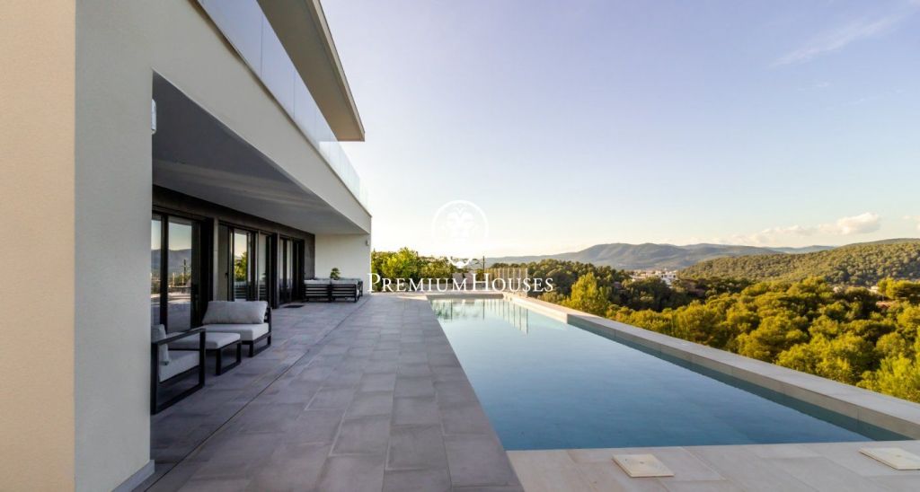 Villa de diseño minimalista con piscina y excelentes vistas en venta en Mas Alba