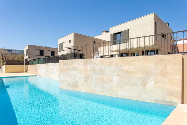 Casa de diseño con jardín y vistas al mar en venta en Mataró