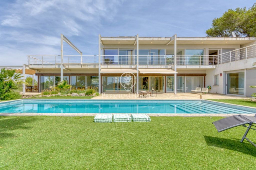 Beautiful house with incredible views over the sea for sale in Sitges