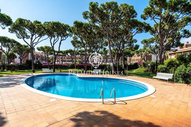 Casa Adosada sin muebles con piscina y zona comunitaria en Gavá Mar