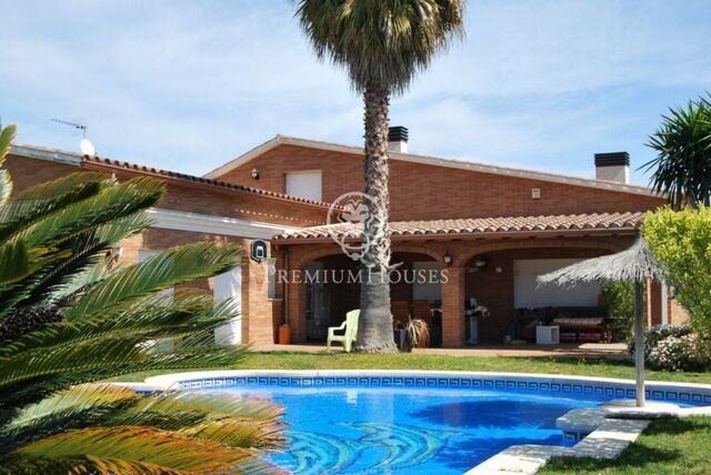 Espectacular casa en venta con piscina en Cabrera de Mar, en planta, elegante y práctica.