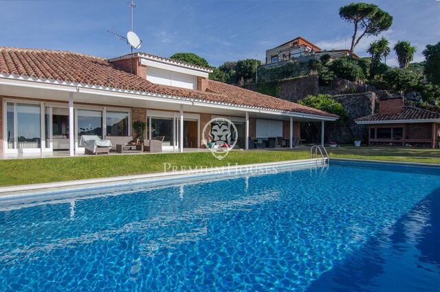 Casa en venta con piscina y con unas impresionantes vistas en Cabrils