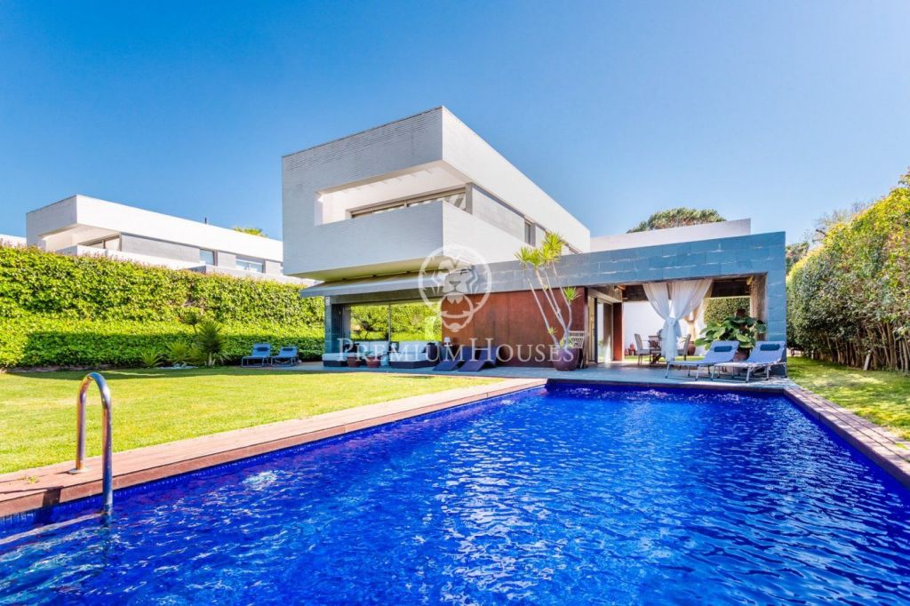 Casa minimalista amb piscina en venda a Sant Vicenç de Montalt