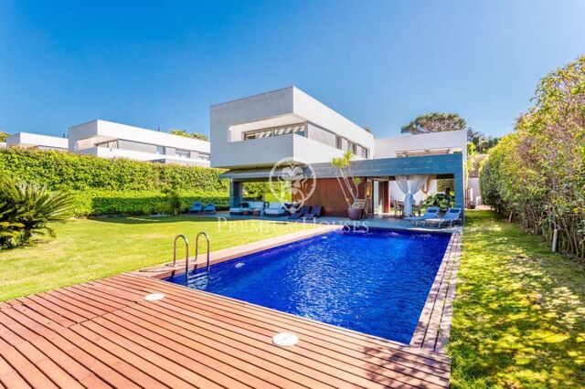 Casa minimalista amb piscina en venda a Sant Vicenç de Montalt