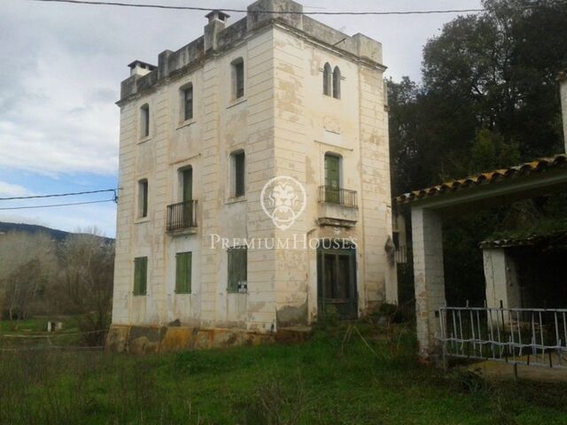 Incroyable maison de maître à rénover à Sant Cebrià de Vallalta.