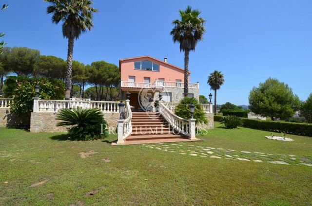 Casa en venta con gran parcela frente al mar en Canet de Mar