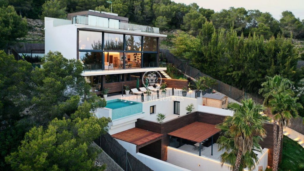 Espectacular casa de diseño con grandes vistas al mar a la venta en Can Girona, Sitges
