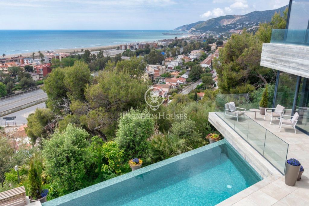 Villa moderna con vistas al mar y piscina a la venta en Bellamar