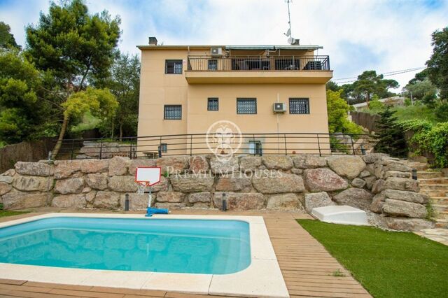 Casa en venda amb piscina, jardí i vistes a Sant Cebrià de Vallalta