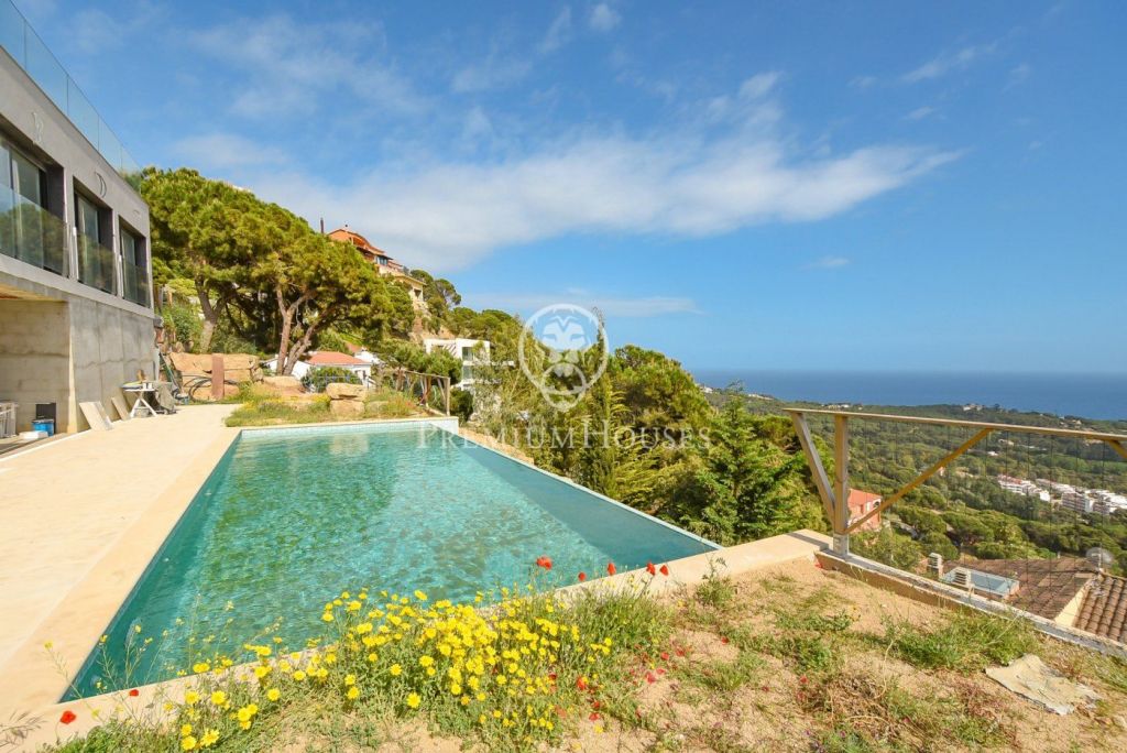 Preciosa casa minimalista en venta con piscina infinity en Lloret de Mar