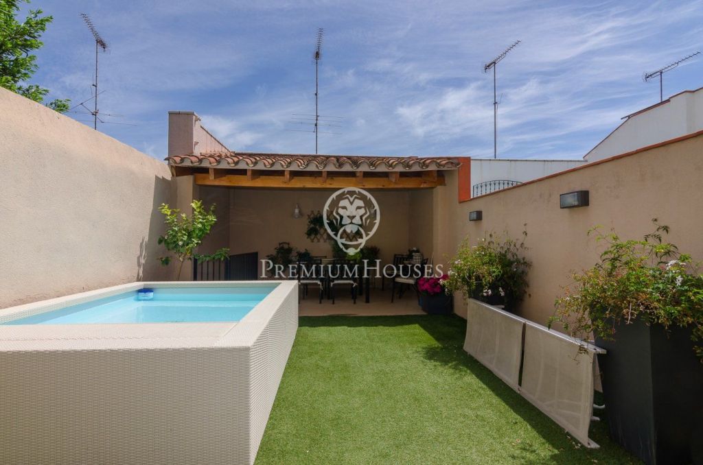 Encantadora casa en venda al centre de Mataró amb piscina, zona Valldemia