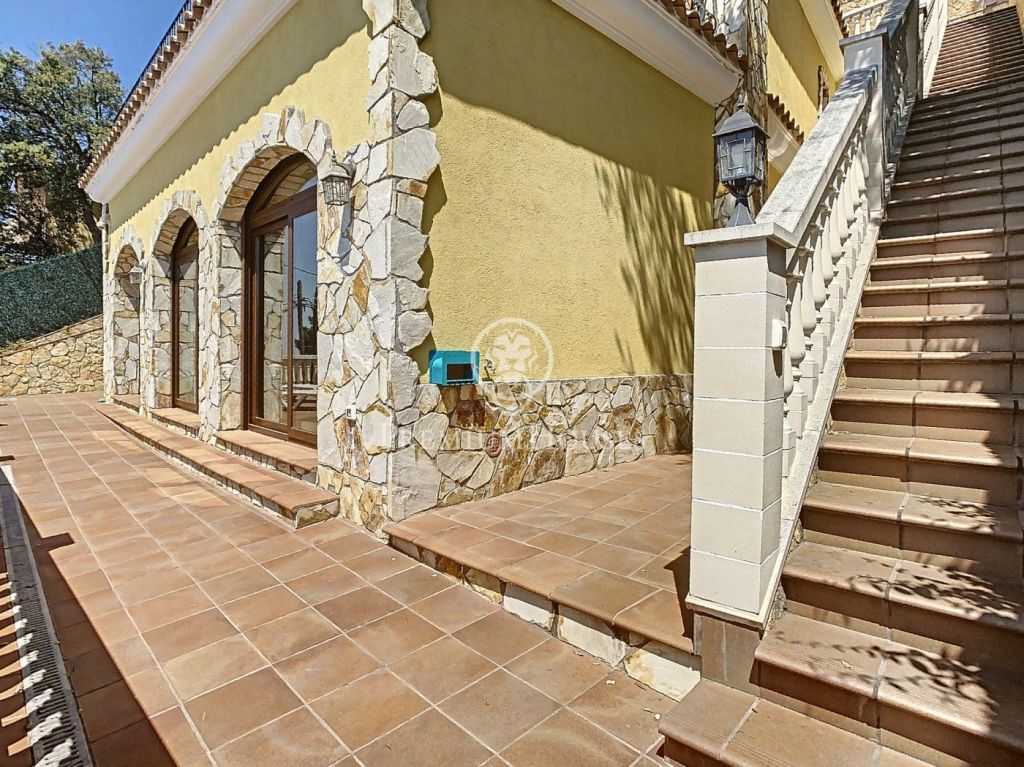 Casa en venta con piscina y excelentes vistas en Lloret de Mar