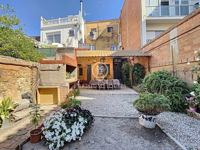 Village house for sale completely renovated in the center of Malgrat de Mar