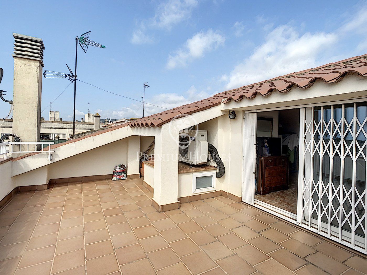 Venda de casa amb local comercial i ascensor a Pineda de Mar