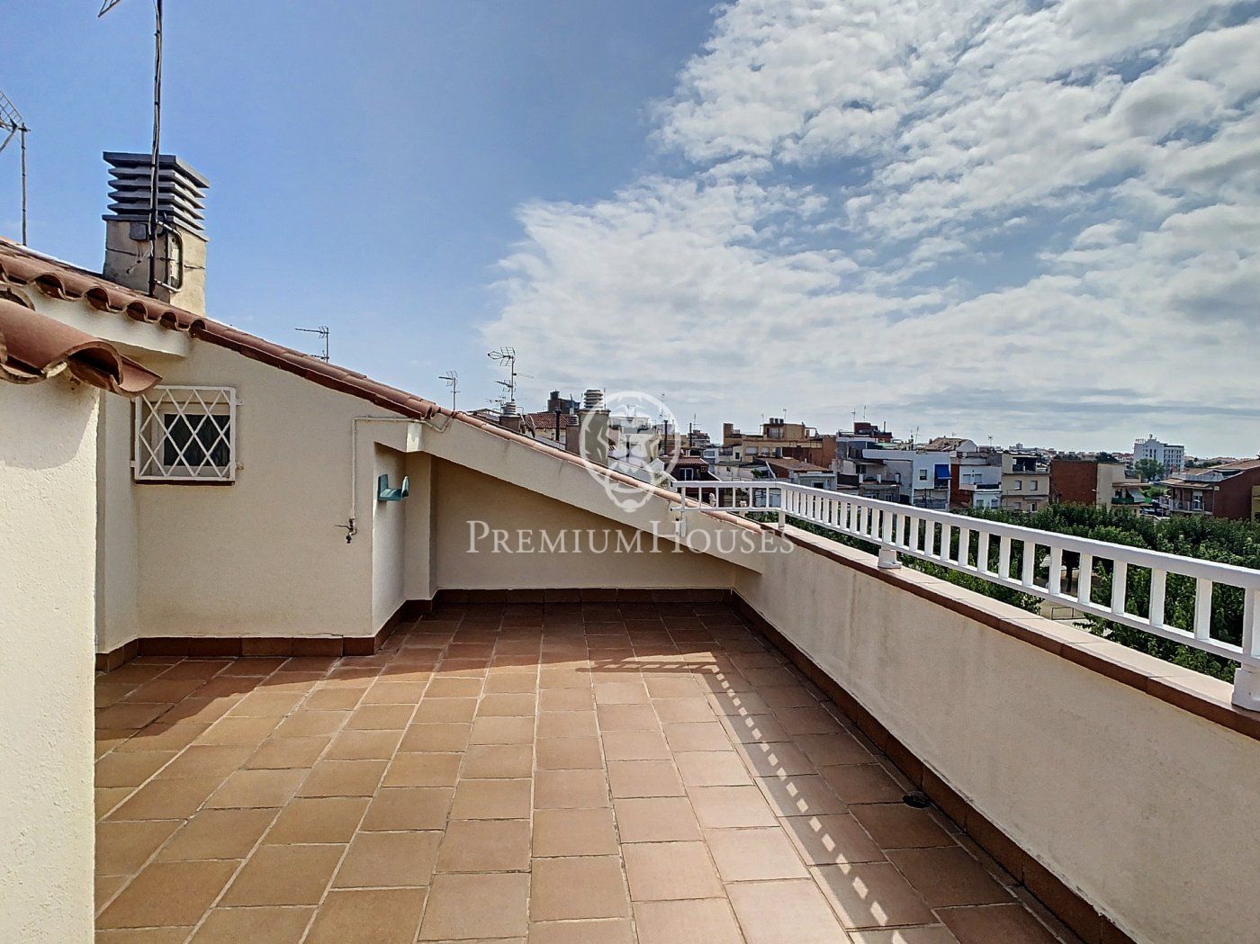 Venda de casa amb local comercial i ascensor a Pineda de Mar