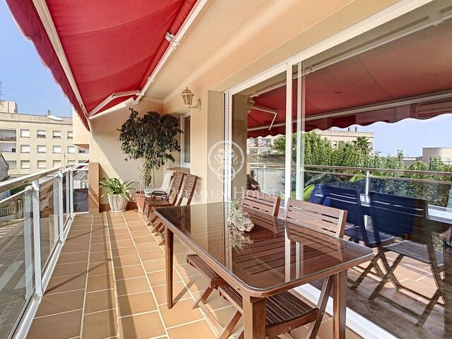 Venta de casa con local comercial y ascensor en Pineda de Mar