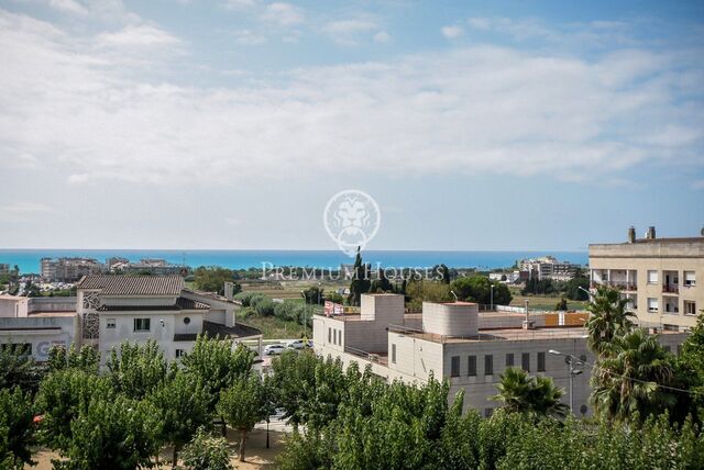 Venda de casa amb local comercial i ascensor a Pineda de Mar