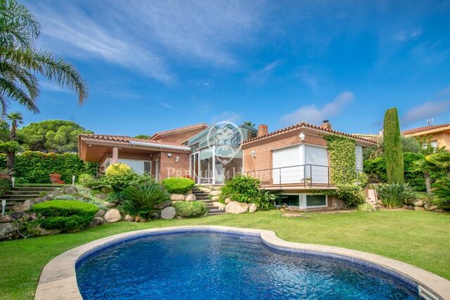 Preciosa casa de luxe en venda amb vistes al mar i piscina a Calella