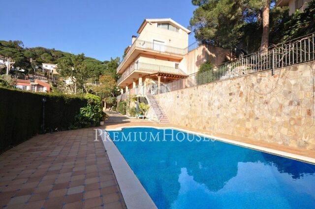 Casa en venta con vistas y piscina en Mataró