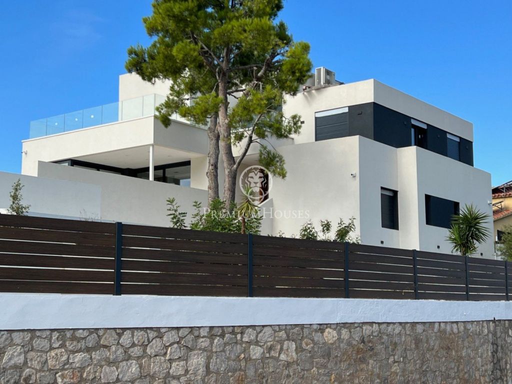 Casa de obra nueva moderna con piscina y vistas al mar a la venta en Sitges