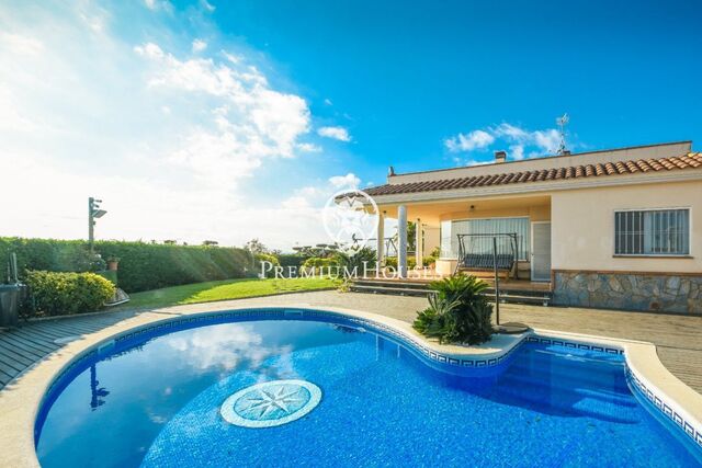 House for sale with swimming pool and panoramic views in Santa Susanna