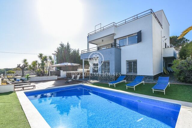 Casa en venta con fantásticas vistas y piscina en Sant Pol de Mar