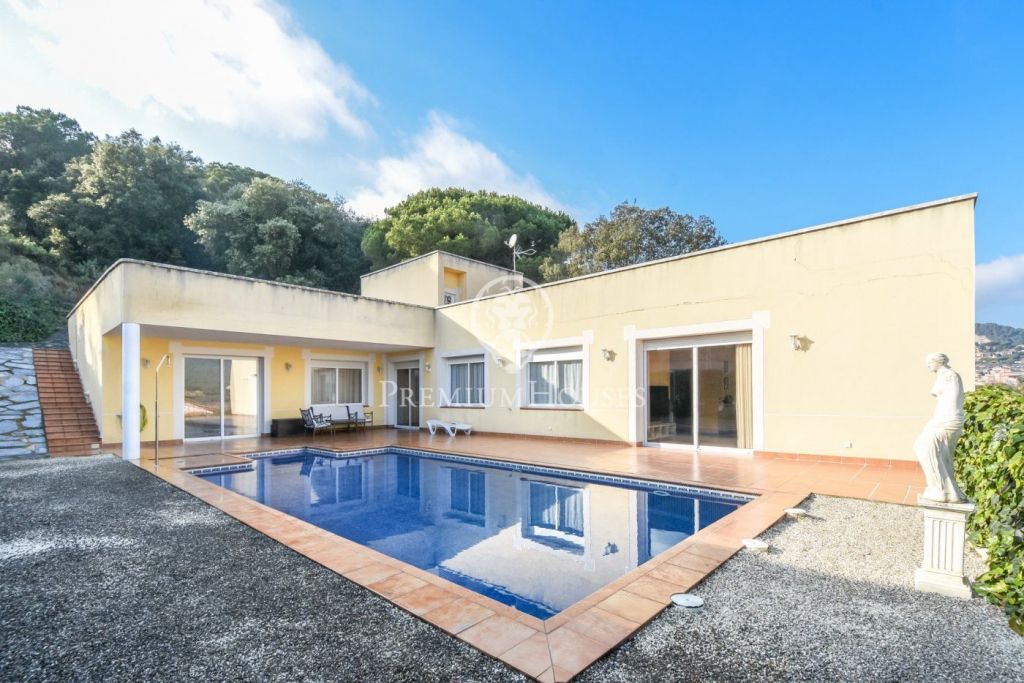 Gran casa en venda a Argentona amb piscina i jardí - Costa Barcelona
