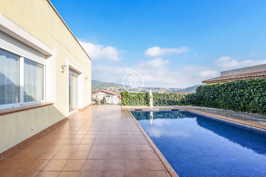 Gran casa en venda a Argentona amb piscina i jardí - Costa Barcelona