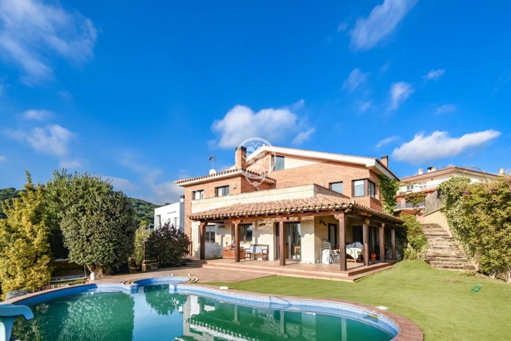 Espectacular casa en alquiler a cuatro vientos con vistas al mar y piscina en Sant Pol de Mar