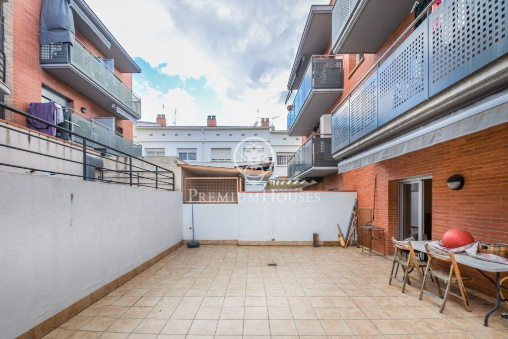 Piso en venta con terraza y plaza de aparcamiento en Canet de Mar
