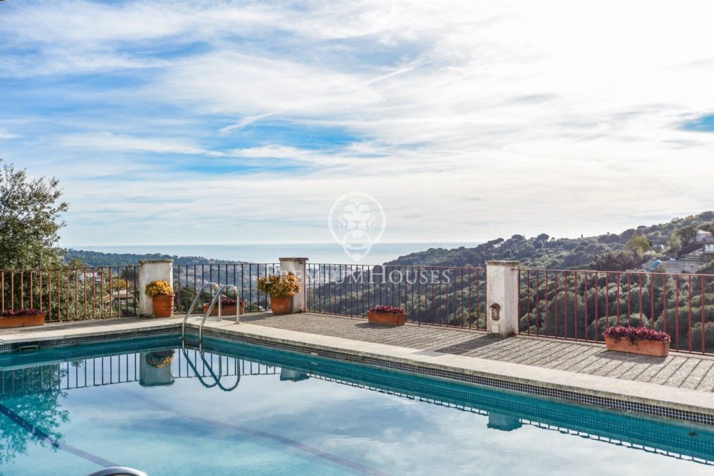 Casa en venta con piscina e impresionantes vistas en Alella