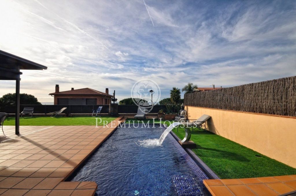 Casa en venta con piscina y vistas mar en Caldes d'Estrac- Costa BCN