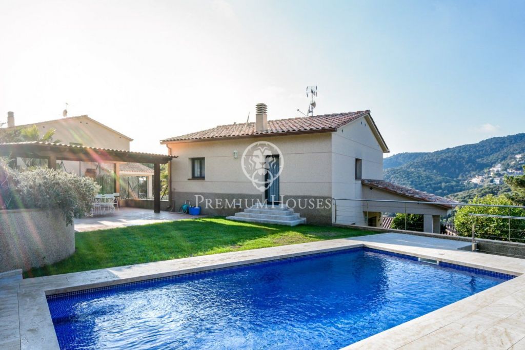 Casa en venta a cuatro vientos con piscina y vistas a la montaña en Lloret de Mar