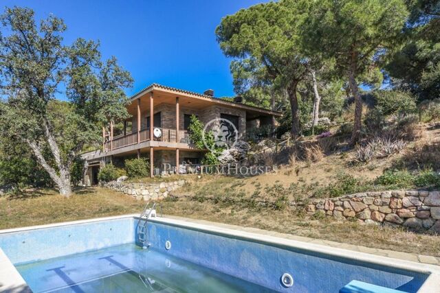 House for sale in the middle of the mountains with swimming pool and sea views in Cabrera de Mar