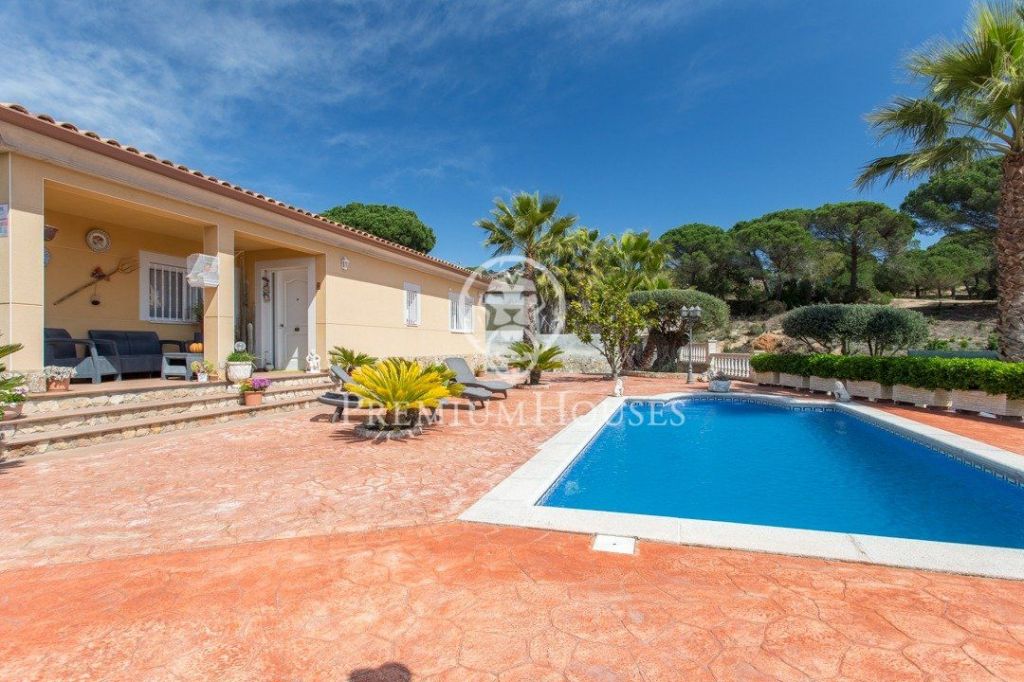 Casa en venta de una sola planta con jardín y piscina en Lloret de Mar