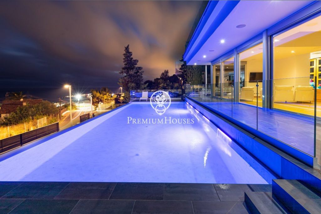 Magnifica villa de moderno diseño con vistas al mar y piscina a la venta en Sitges
