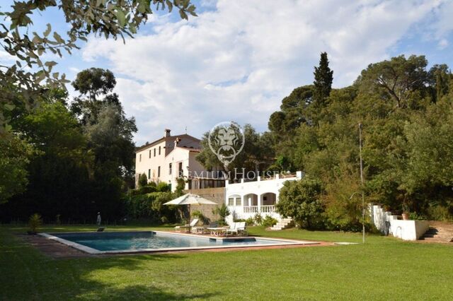 Splendid country house for sale on the coast in Sant Pol de Mar