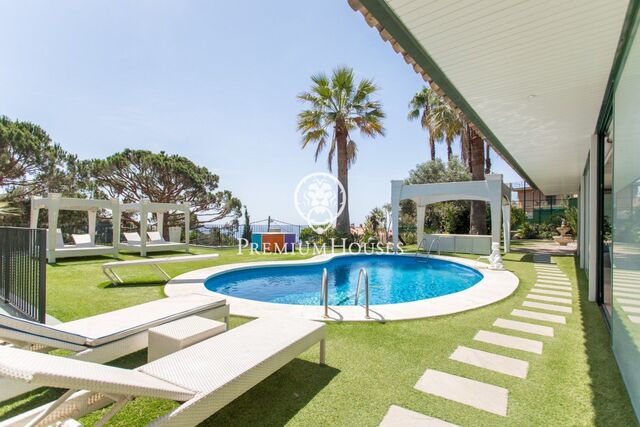 Minimalist house for sale with sea views, swimming pool and tennis court in Lloret de Mar