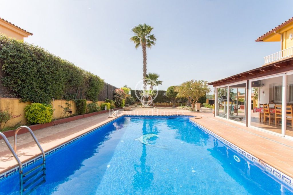 Casa en venta con jardín y piscina cerca del centro de Lloret de Mar