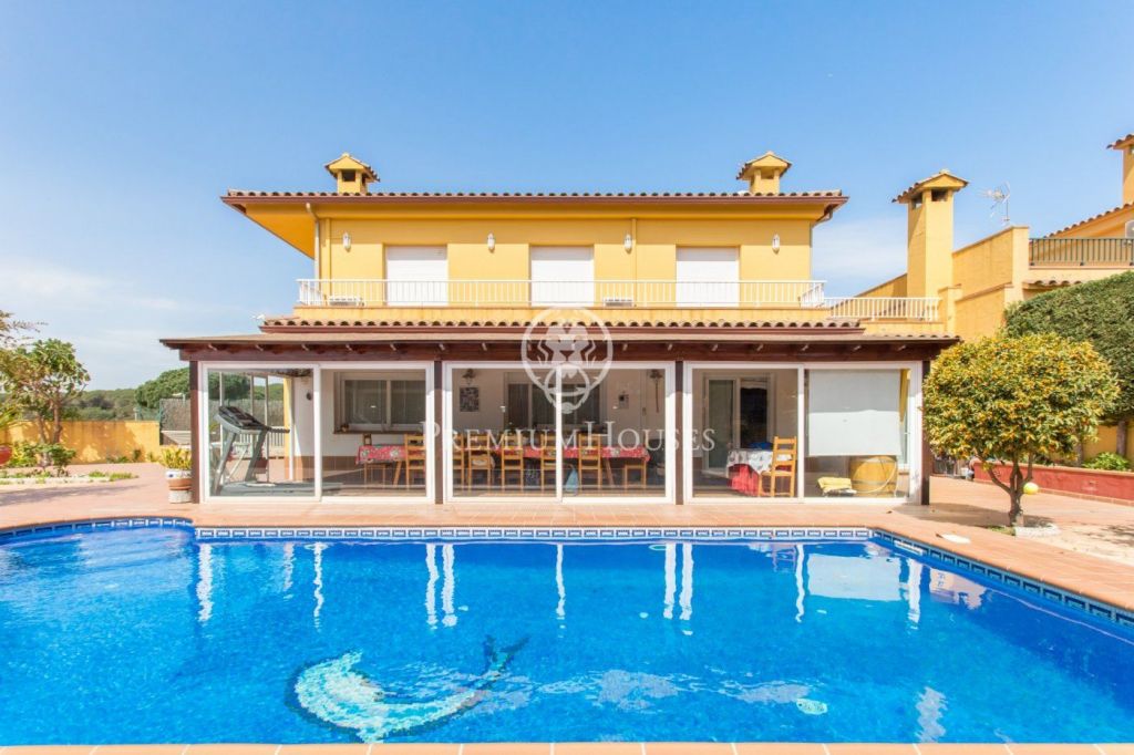 Casa en venta con jardín y piscina cerca del centro de Lloret de Mar