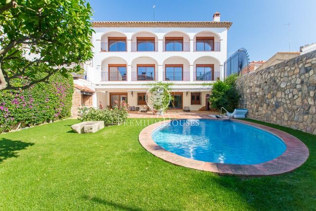 Exclusive 17th century gothic style townhouse for sale in Pineda de Mar