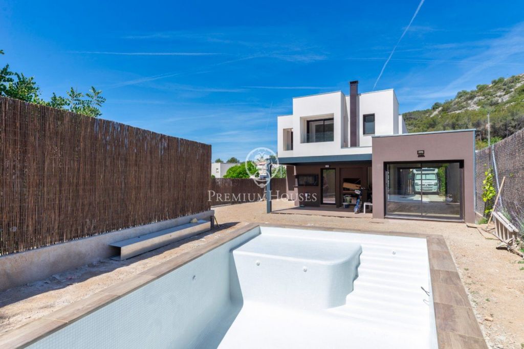 Chalet de diseño con jardín y piscina en Mas Alba