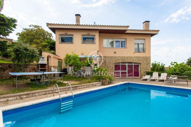 Maison à vendre avec piscine à 5 minutes du centre avec licence touristique à Lloret de Mar